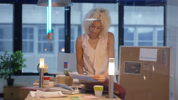 Portrait Femme Affaires Dans Bureau Créatif Moderne — Video