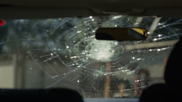 野球のバットで破壊されてフロント ガラスの内側から 表示します — ストック動画
