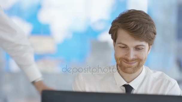 Young Businessman Working Computer Mature Manager Overseeing — Stock Video