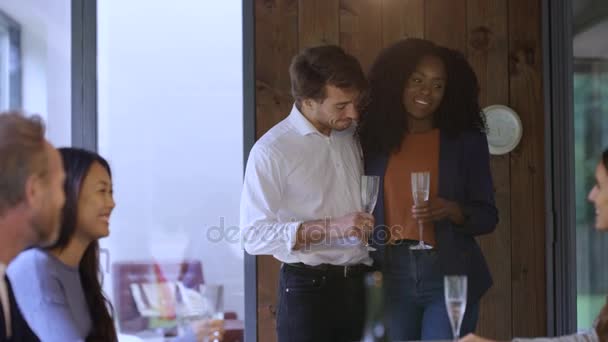Mutlu Çift Arkadaş Ile Sosyalleşme Şampanya Içiyor Kutlama — Stok video