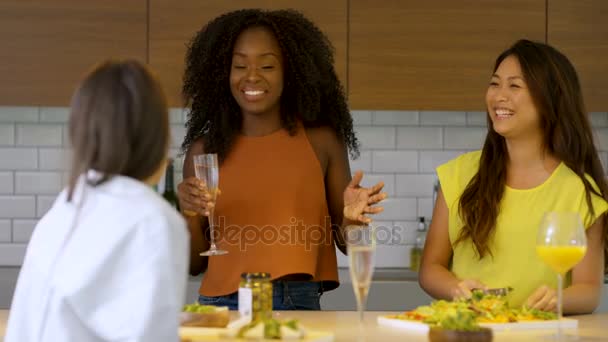 Веселі Друзі Жінки Спілкуються Над Напоями Готують Їжу Вдома — стокове відео