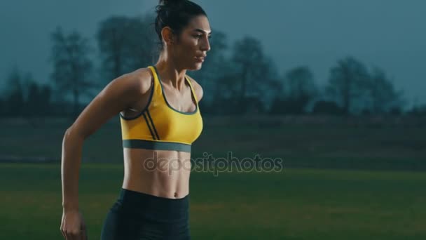 Atleta Femenina Pista Atletismo Agachada Bloques Salida Antes Una Carrera — Vídeos de Stock