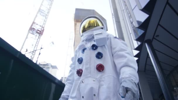 Astronauta Regresó Tierra Caminando Por Una Calle Desierta Ciudad — Vídeos de Stock