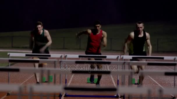 Competitieve Atleten Lopen Springen Obstakels Atletiek Baan — Stockvideo