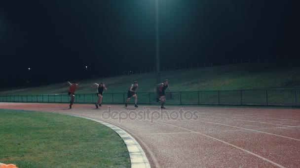 Mužské Běžci Soupeří Závodě Atletice Sledování Tmě — Stock video