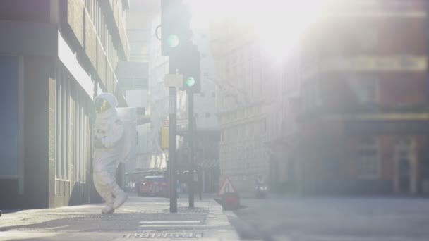 Homem Vestido Astronauta Dançando Rua Londres Manhã — Vídeo de Stock