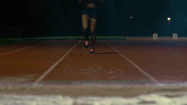 Entrenamiento Salto Largo Femenino Pista Atletismo Oscuridad Bajo Lluvia — Vídeos de Stock