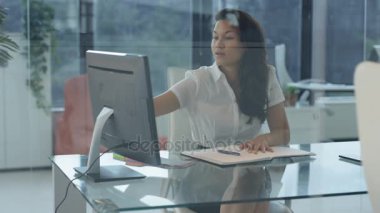 4k şehir ofis masasında çalışan gülümseyen çekici işkadını portresi