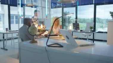 Yaratıcı iş takım modern ofis içinde yapışkan notlar ile beyin fırtınası.
