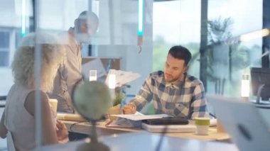 Yaratıcı iş takım modern ofis içinde yapışkan notlar ile beyin fırtınası.