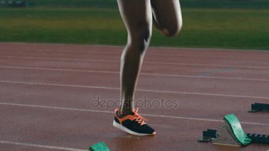 koşu parkuru bir yarıştan önce ısınma 4 k düşük açılı görünümü kadın atlet