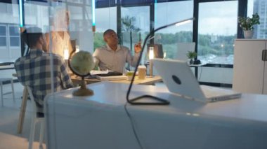 Yaratıcı iş takım modern ofis içinde yapışkan notlar ile beyin fırtınası.
