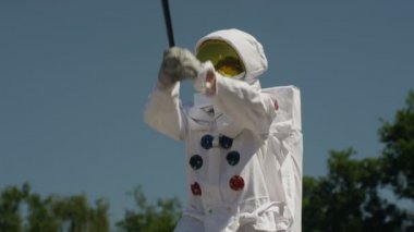 4k araba cam bir beysbol sopası ile smashing holigan astronot.