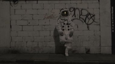 4k astronot ayakta duvara graffiti ile sonraki gece, şehir