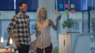 İş adamı ve yaratıcı Office yapışkan notlar ile beyin fırtınası kadın.