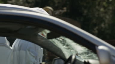 4 k agresif astronot bir beysbol sopası ile araba zarar verirken demirleyecek yer öfke ile.