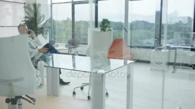 4 k çekici olgun işadamı şehir ofis onun masasında oturan smartphone cep telefonu ile konuşmak 