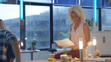 Planlama ve modern ofis rakamlar üzerinde seyir neşeli rahat iş takım. Genç başlangıç ortakları tartışırken iş planı şirket.