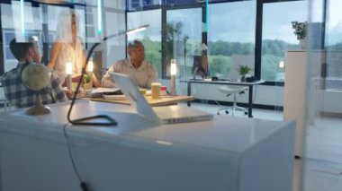 Yaratıcı iş takım modern ofis içinde yapışkan notlar ile beyin fırtınası.