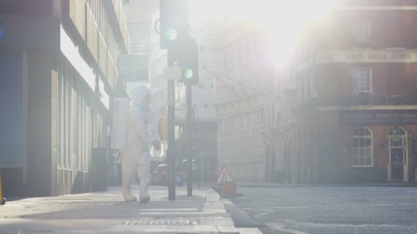 の朝ロンドンの通りを歩く宇宙飛行士として服を着た男 — ストック動画
