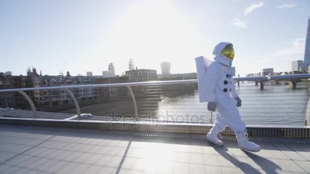宇航员探索伦敦 走过千禧年的行人天桥 — 图库视频影像