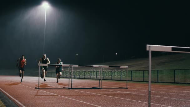 Atletas Competitivos Corriendo Saltando Sobre Obstáculos Pista Atletismo — Vídeos de Stock