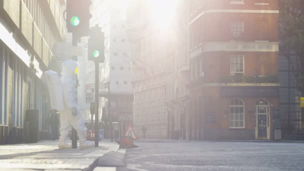 Чоловік Костюмі Астронавт Перетин Вулиці Лондона Ранок — стокове відео