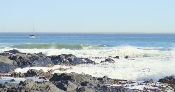 Schaumweiße Wellen Krachen Gegen Die Felsen — Stockvideo