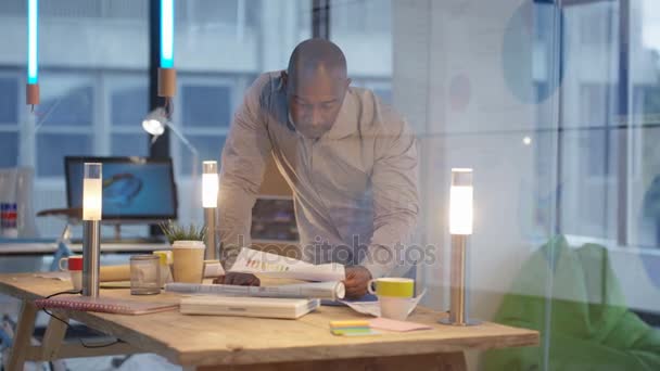 Uomo Affari Creativo Casuale Che Lascia Ufficio Con Bicicletta Alla — Video Stock