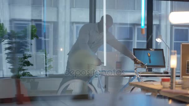 Zakenman Wandelen Bij Creatieve Bureau Met Fiets Ochtend — Stockvideo