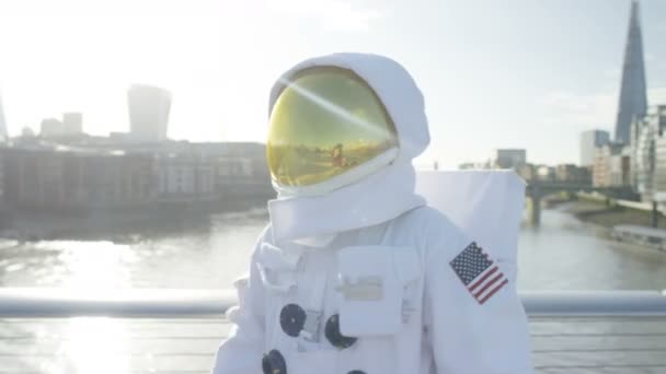 Astronauta Explorando Londres Olhando Para Vista Cidade — Vídeo de Stock