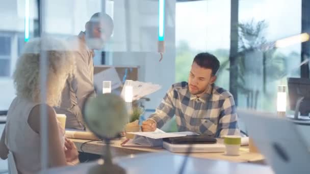 Creatieve Business Team Brainstormen Met Kleverige Nota Moderne Kantoren — Stockvideo