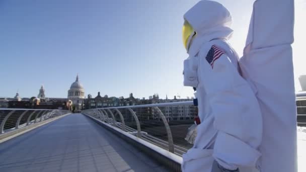 Astronaut Att Utforska London Går Över Millennium Footbridge — Stockvideo