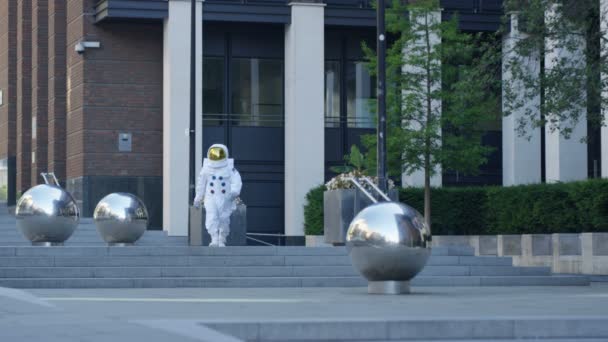 Astronaute Est Revenu Sur Terre Marchant Dans Une Rue Déserte — Video