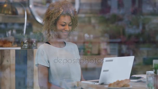 Retrato Mulher Sorridente Trabalhando Laptop Café Cidade Vista Através Janela — Vídeo de Stock