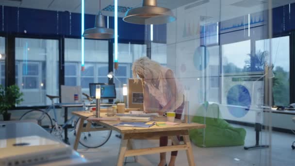 Деловая Женщина Работающая Самостоятельно Непринужденном Креативном Офисе — стоковое видео