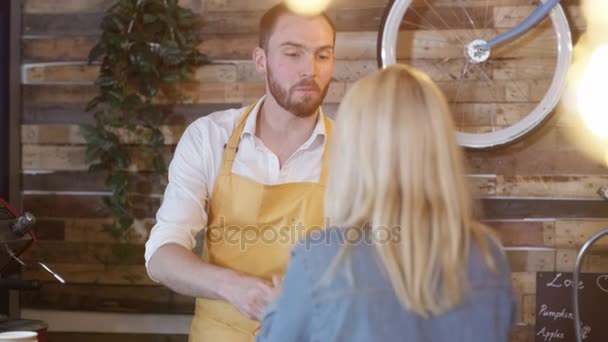 Barista Veya Sahibi Kafede Tezgahın Arkasındaki Gülümseyen Portresi — Stok video