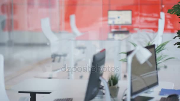 内部现代办公室 电脑屏幕显示财务图表和数据 — 图库视频影像