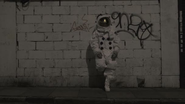 Astronauta Ciudad Noche Pie Junto Pared Con Graffiti — Vídeos de Stock