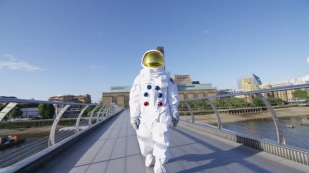 Astronauta Explorando Londres Mirando Hacia Vista Ciudad — Vídeo de stock