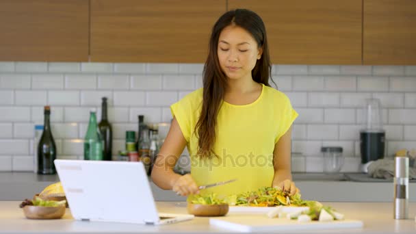 Femme Préparant Repas Dans Cuisine Maison Suivant Recette Sur Ordinateur — Video