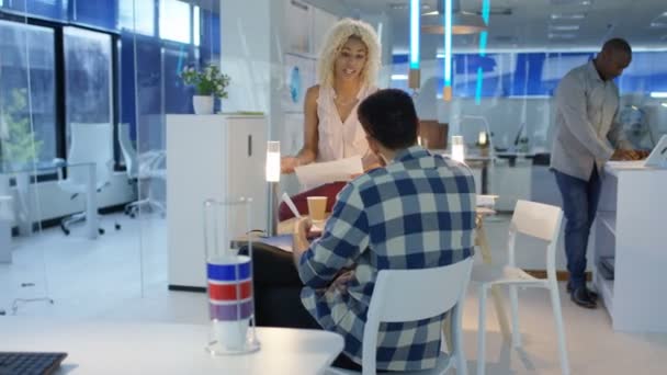 Vrolijke Casual Business Team Werken Samen Creatieve Kantoor — Stockvideo