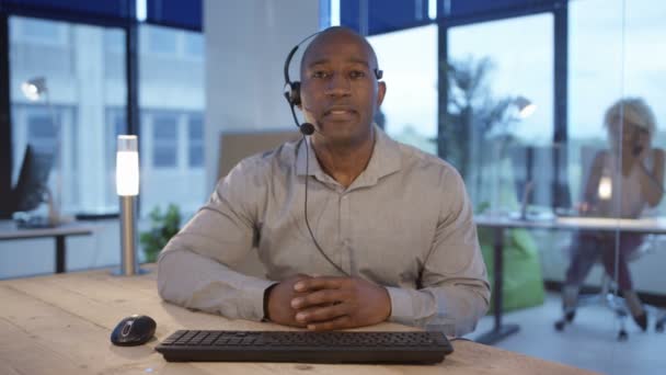 Müşteri Servisi Operatör Video Seslenmek Yolu Ile Bir Müşteri Yardımcı — Stok video
