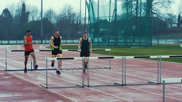 Atletas Competitivos Correndo Saltando Sobre Obstáculos Pista Atletismo — Vídeo de Stock