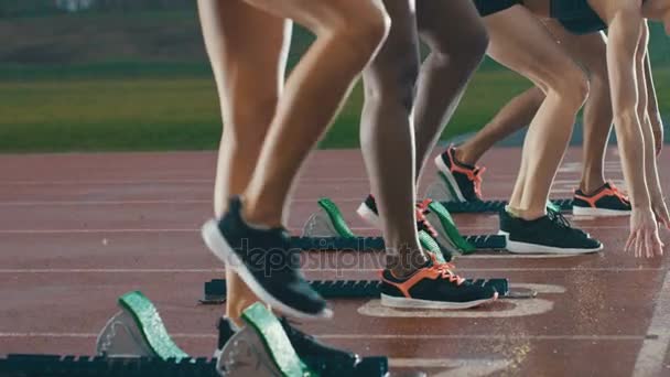 Corredoras Femeninas Pista Atletismo Agachándose Los Bloques Salida Antes Una — Vídeos de Stock