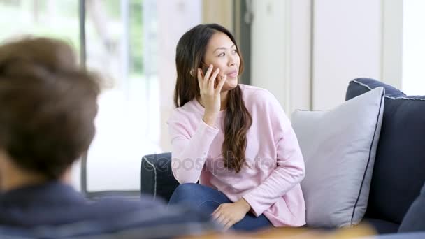 Lachende Vrouw Praten Telefoon Terwijl Het Socialiseren Met Vrienden Modern — Stockvideo