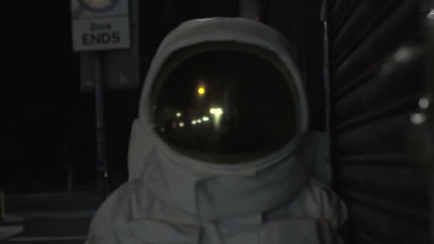 Astronauta Perdido Entorno Urbano Caminando Por Ciudad Por Noche — Vídeo de stock