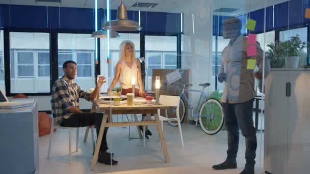 Creatieve Business Team Brainstormen Met Kleverige Nota Moderne Kantoren — Stockvideo