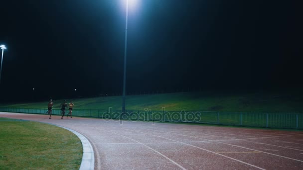 Παρακολουθήστε Ανταγωνιστικές Θηλυκούς Αθλητές Που Τρέχουν Μαζί Αγώνα Αργή Κίνηση — Αρχείο Βίντεο