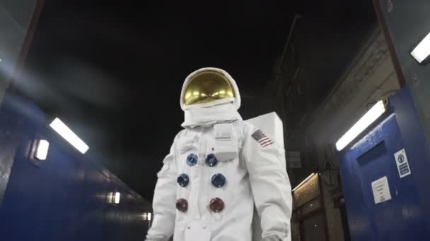 宇航员夜间探索地下火车站 — 图库视频影像